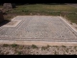 00197 ostia - regio v - insula xvii - piazzale della vittoria (v,xvii,2) - mosaik re ecke des ninfeos - 06-2024.jpg